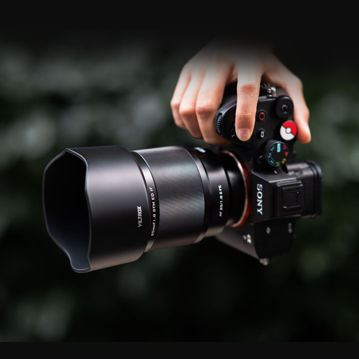 Viltrox AF 85 mm F1.8 II FE nasazený na fotoaparátu Sony