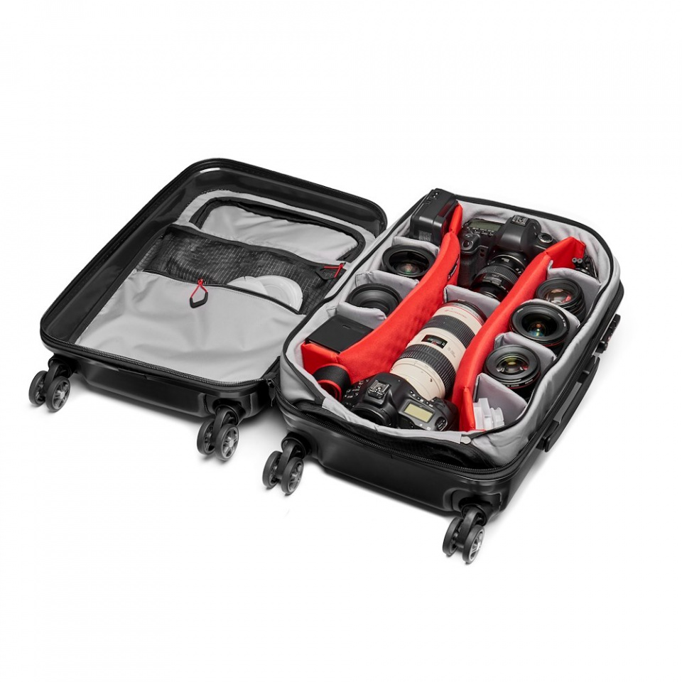 Nyitott Manfrotto Spin-55 rendezett fényképezőgép-rekeszel