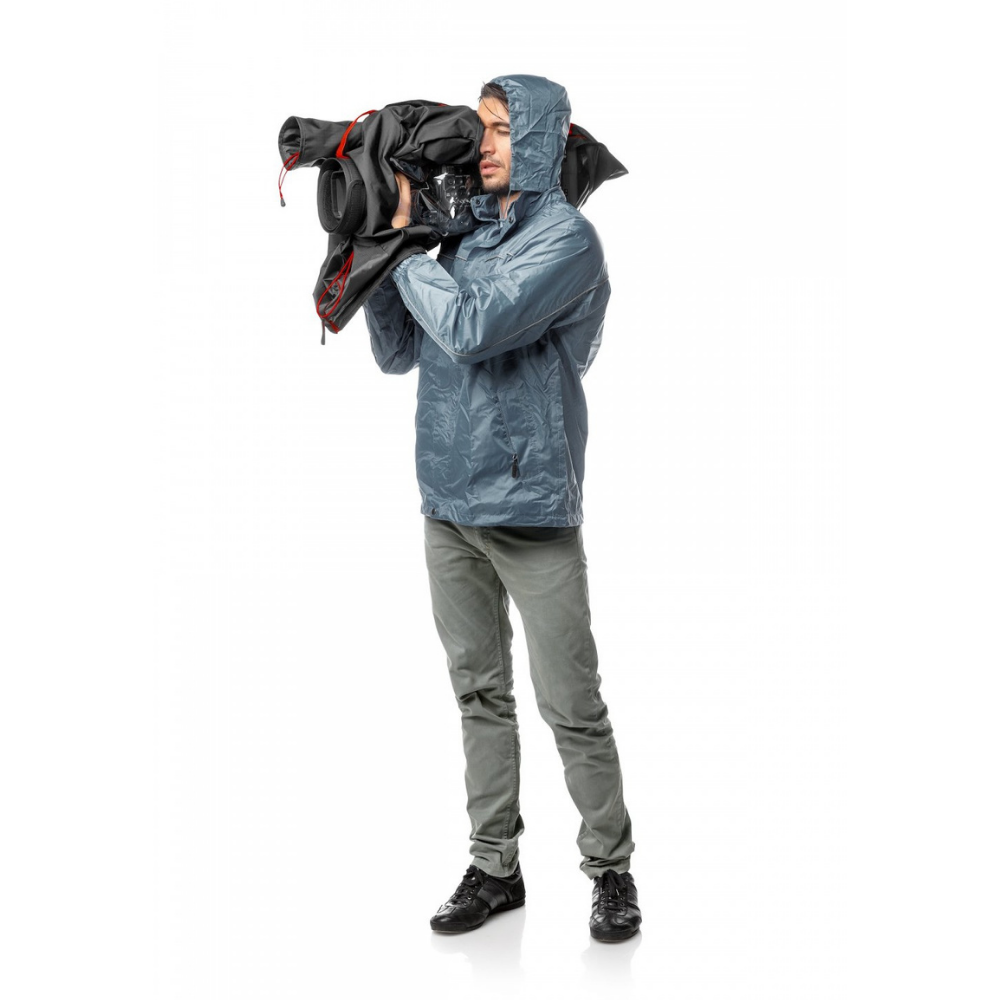 Operatőr nagy videokamerával és Manfrotto RC-1 esővédővel