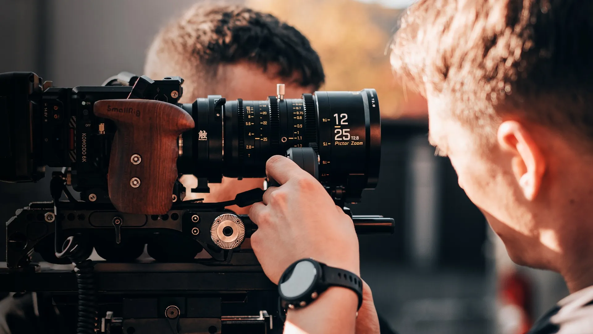 Fekete DZOFilm Pictor 12–25 mm filmes kamerán használat közben