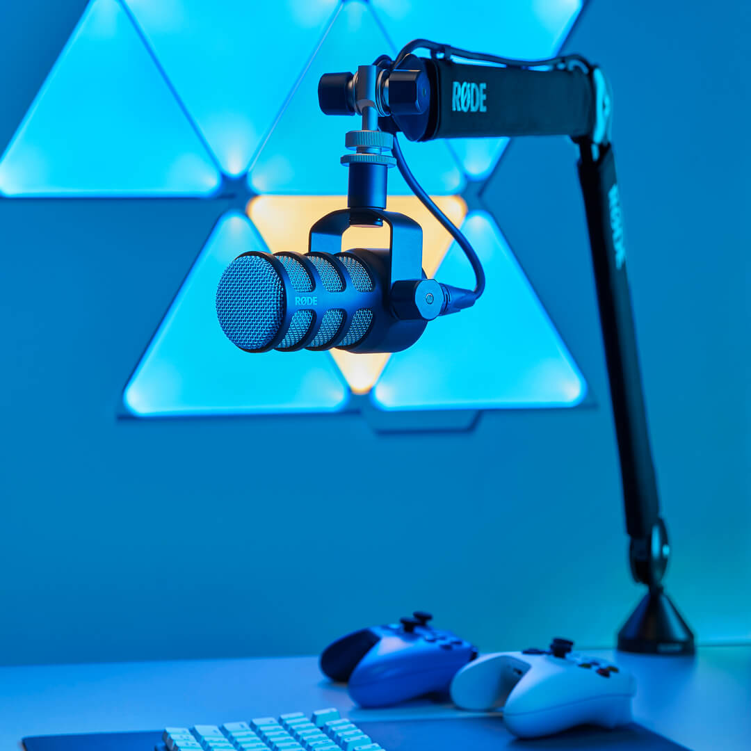 RØDE PSA1+ PodMic mikrofonnal egy íróasztal felett