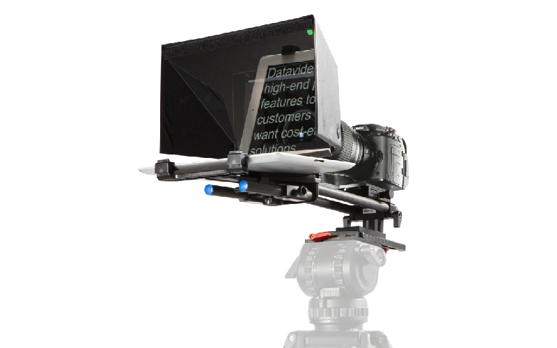 Datavideo TP-500 táblagépes teleprompter DSLR-kamerás összeállításban; a kamera és az állvány nem tartozék