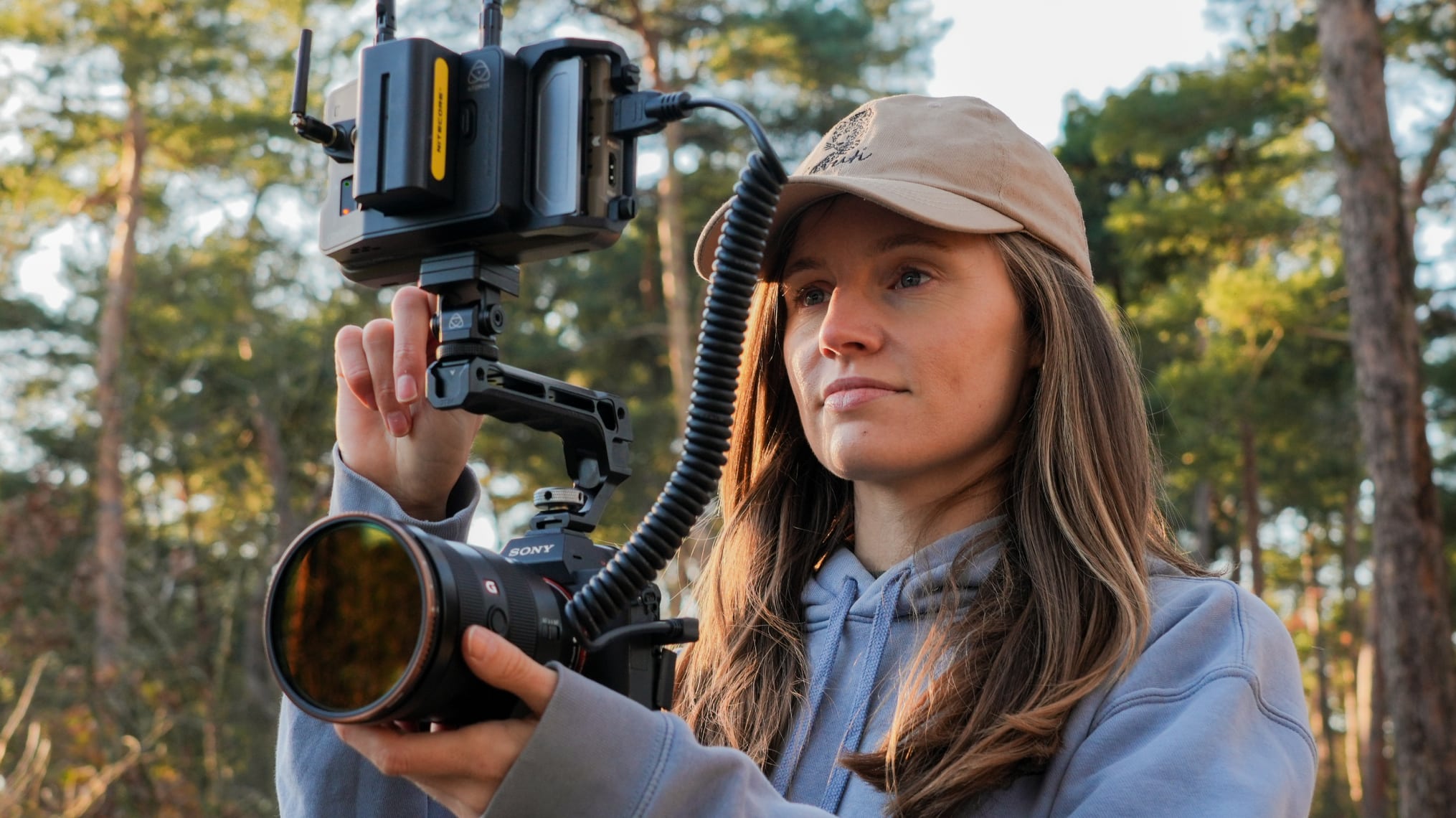 Mia Stawinski a természetben forgat Sony kamerával és Atomos Ninja Ultra monitor-felvevővel