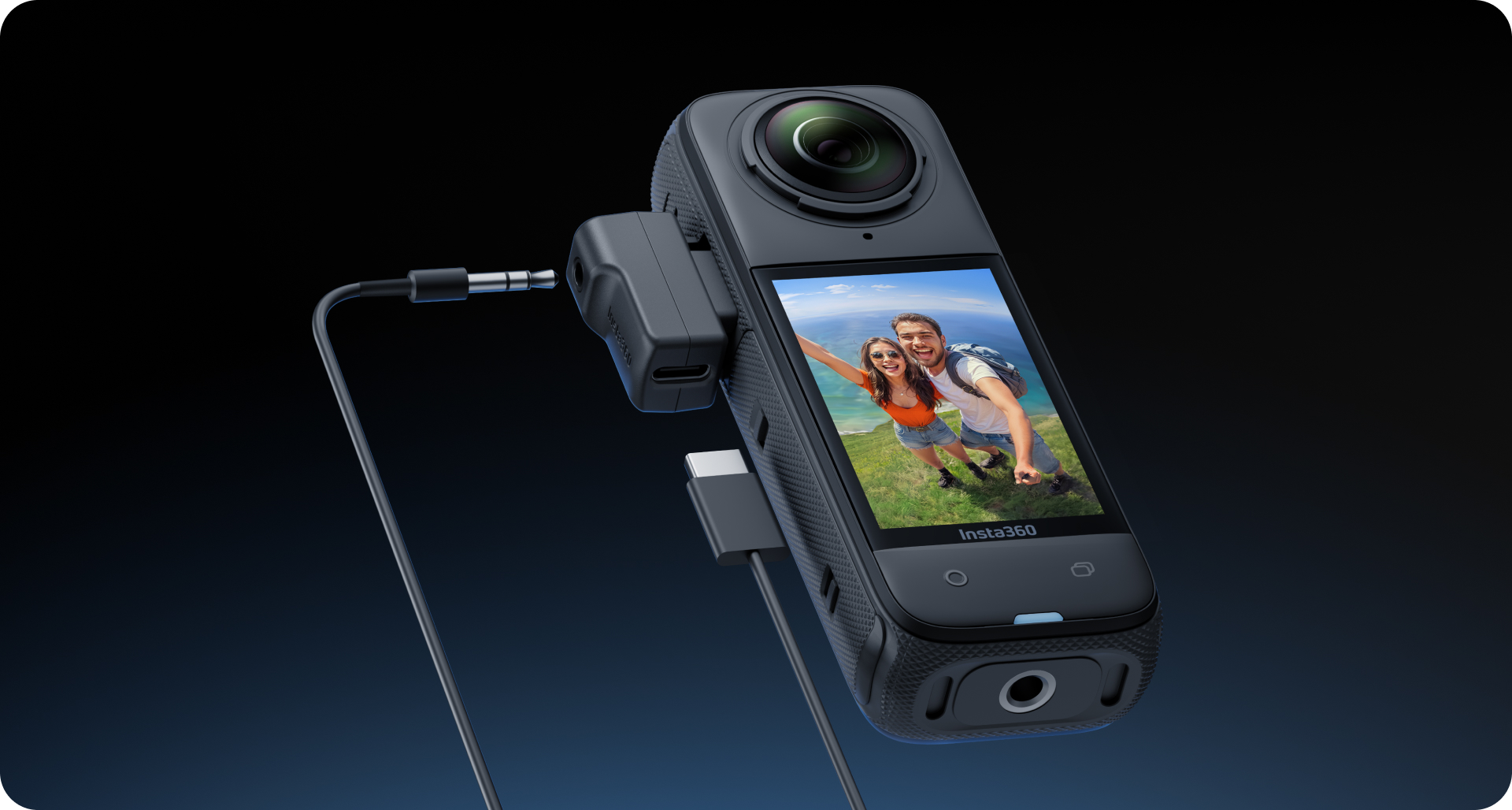 Insta360 X4 mikrofonadapter connects a microphone while the camera charges