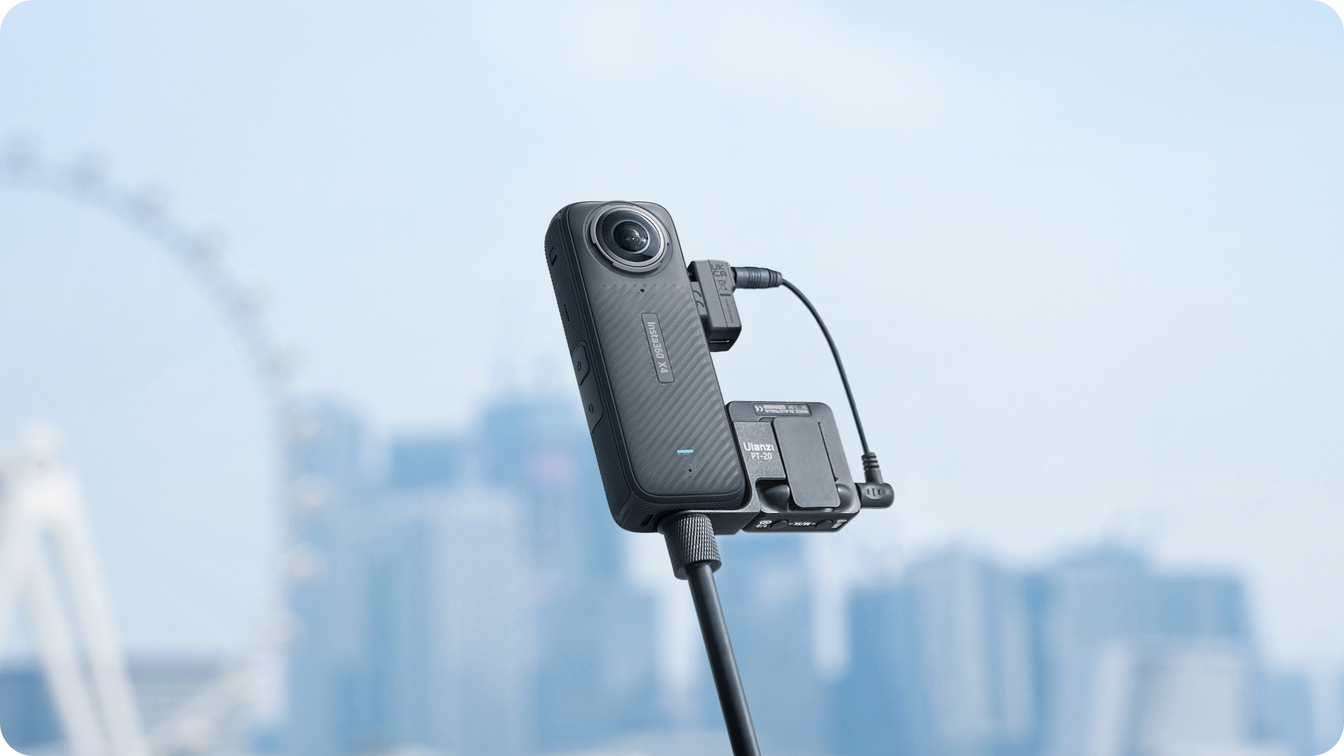Insta360 X4 mikrofonadapter attached to the Insta360 X4