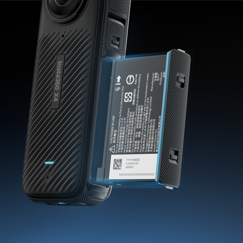 Az akkumulátor behelyezése az Insta360 X4 kamerába