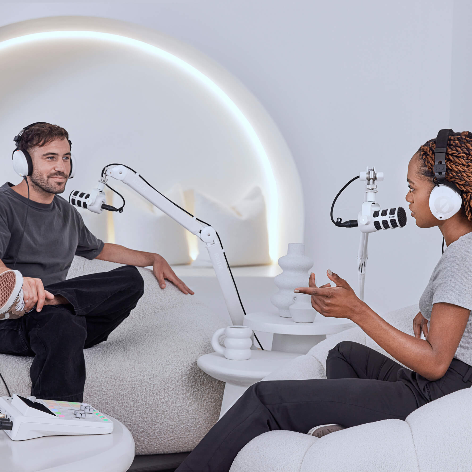 Fehér RØDE PSA1+ kar és fehér PodMic világos podcast stúdióban