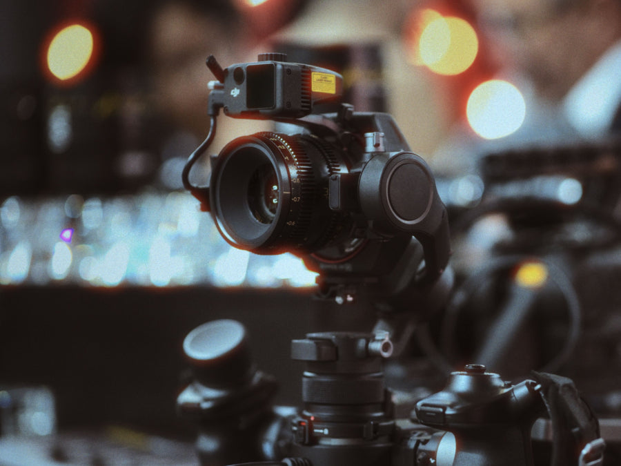 Objektiv Thypoch Simera-C při práci na filmovém rigu