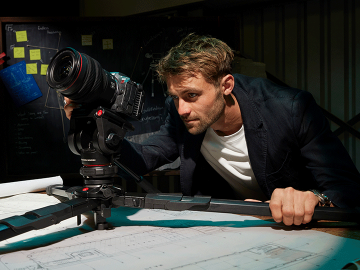 Manfrotto ONE a 500X podpírají kameru při stolním záběru