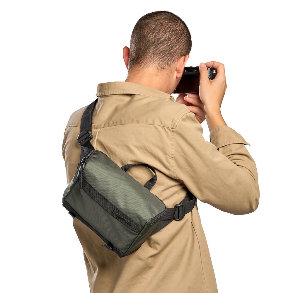 Manfrotto Street Waist Bag MB MS2-WB vállon átvetve