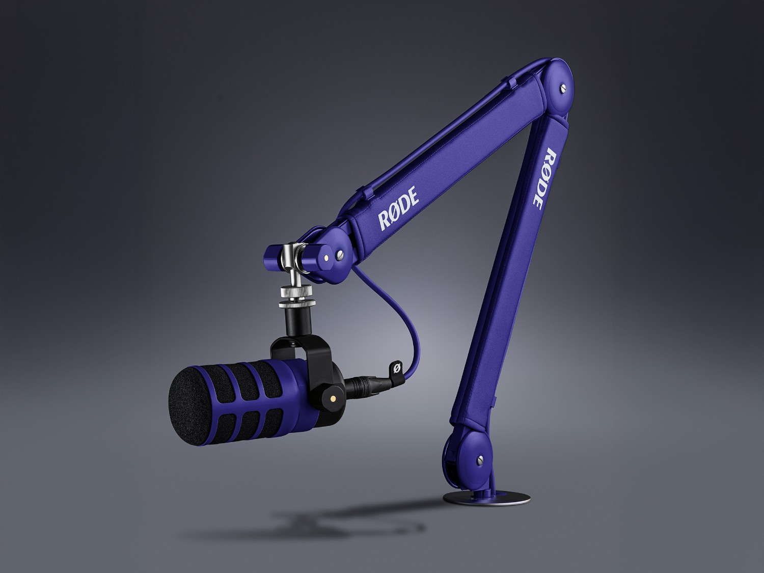 Lila RØDE PSA1+ kar mikrofonnal egy modern stúdióban