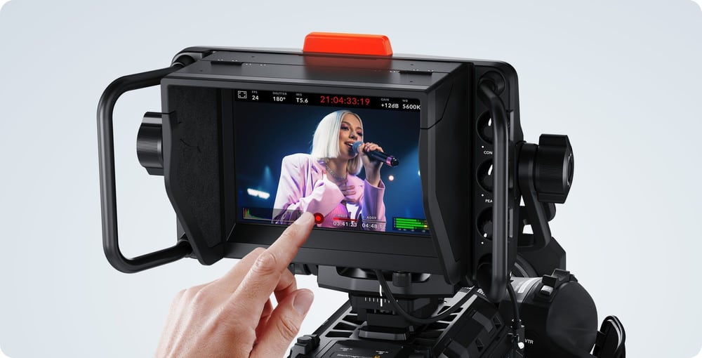 Blackmagic Design URSA Cine Studio Viewfinder – Vezérlés érintéssel és fizikai elemekkel