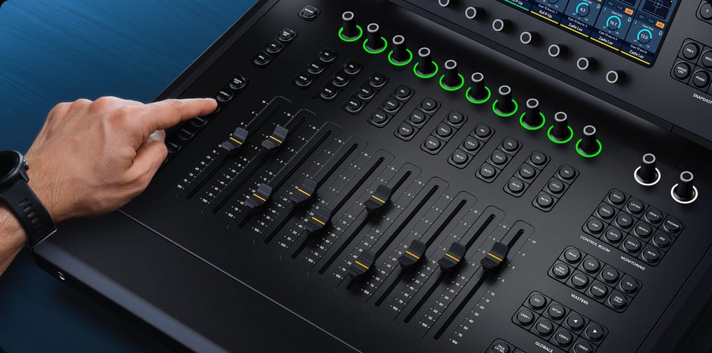 Blackmagic Design Fairlight Live Audio Panel 10 – Felső sor: funkciók és feldolgozás