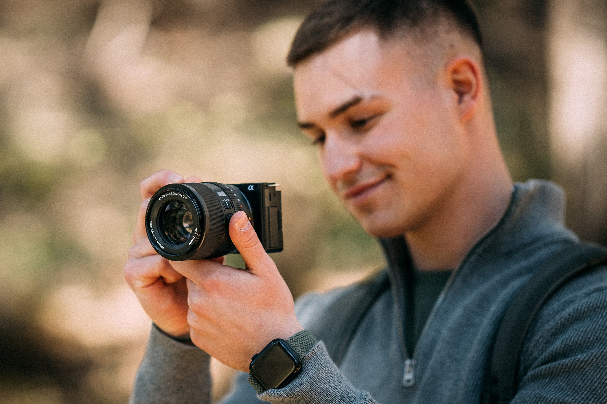 Kompakt Viltrox AF 90 mm F2,2 Z kézben