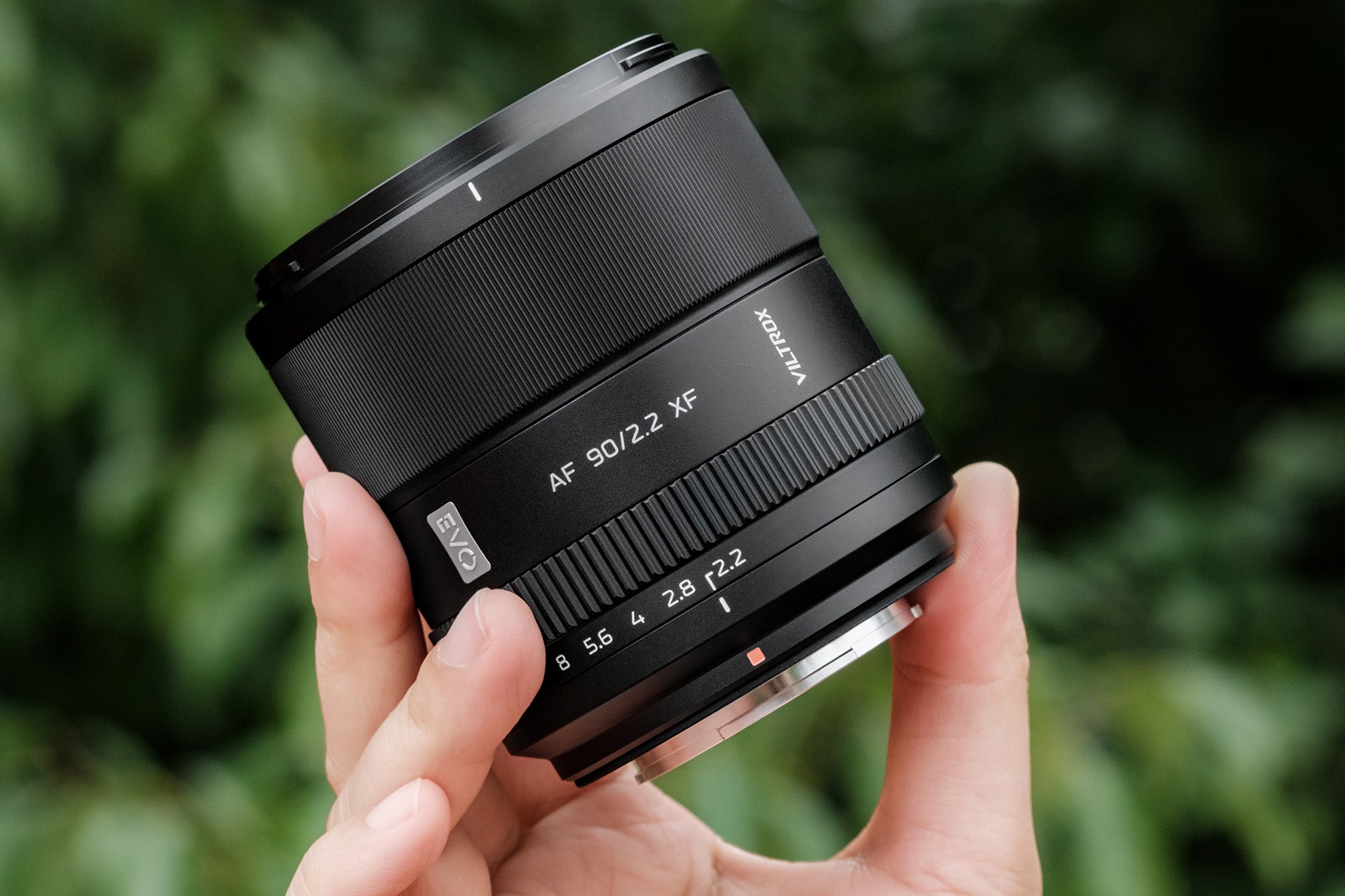 Kompakt Viltrox AF 90 mm F2,2 XF kézben