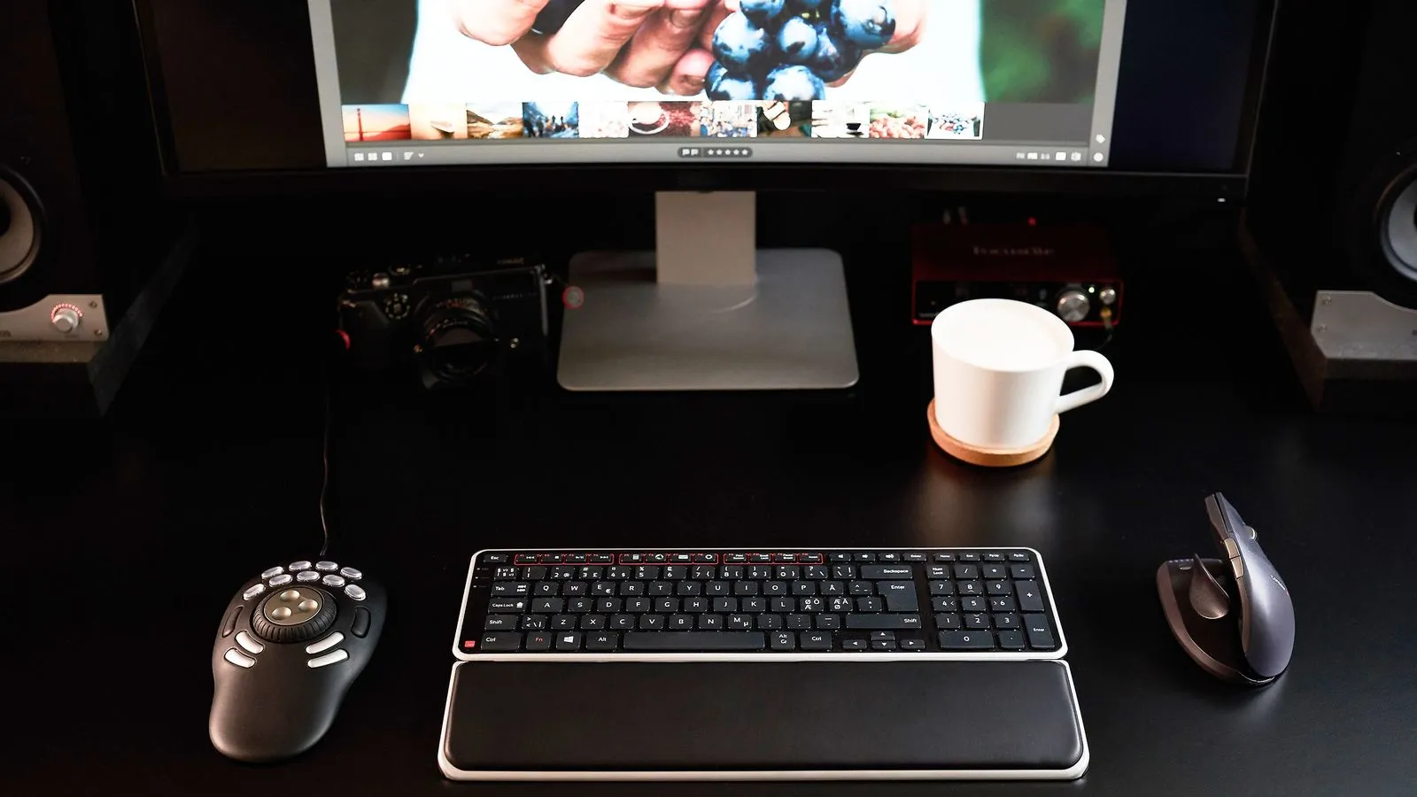 ShuttlePro V2 videószerkesztő munkaállomáson