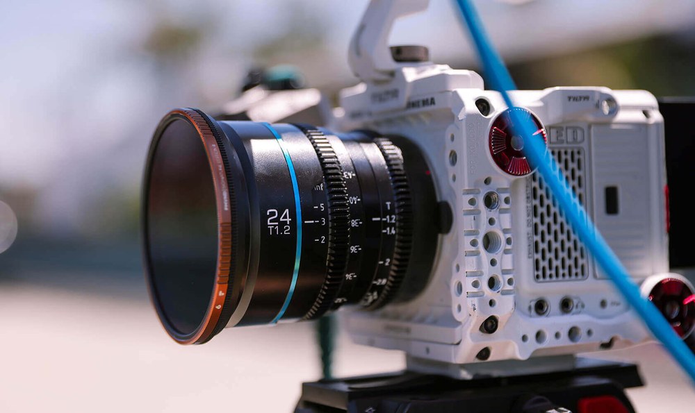 Sirui Nightwalker 24 mm T1,2 S35 manuális cine objektív (Fujifilm X, fekete) – Kézből és gimbalon