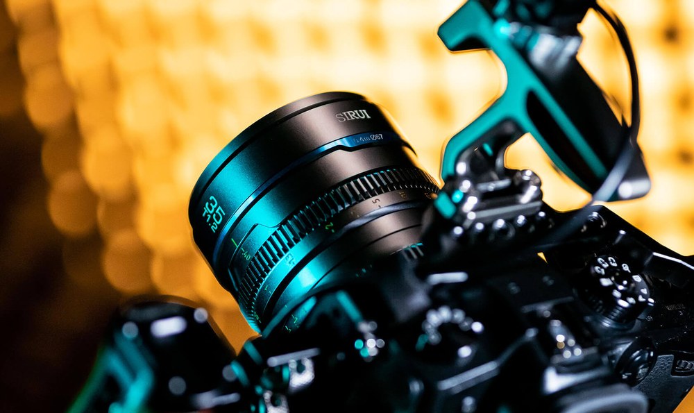 Sirui Nightwalker 35 mm T1,2 S35 manuális cine objektív (MFT, fekete) – Kézből és gimbalon