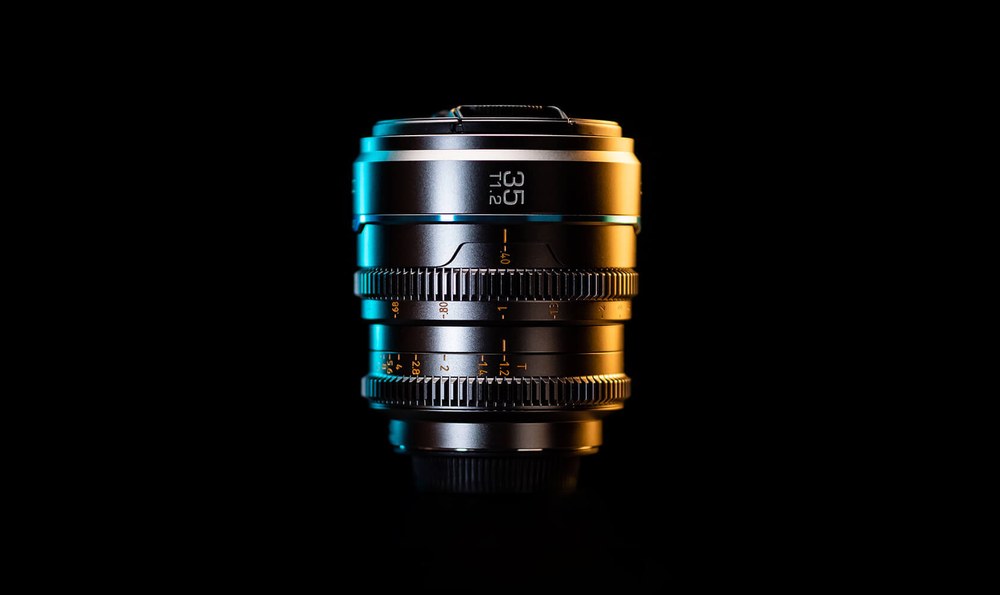 Sirui Nightwalker 35 mm T1,2 S35 manuális cine objektív (Canon RF, metálszürke) – Kézből és gimbalon