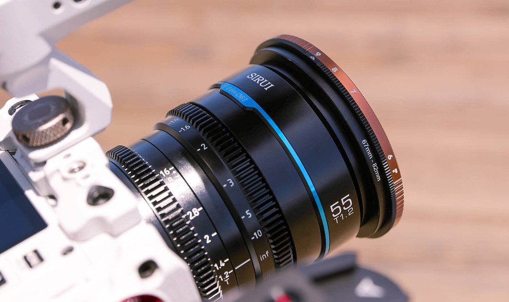 Sirui Nightwalker 55 mm T1,2 S35 manuális cine objektív (L-Mount, fekete) – Kézből és gimbalon