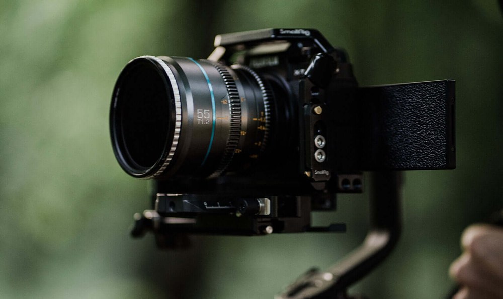 Sirui Nightwalker 55 mm T1,2 S35 manuális cine objektív (L-Mount, metálszürke) – Kézből és gimbalon