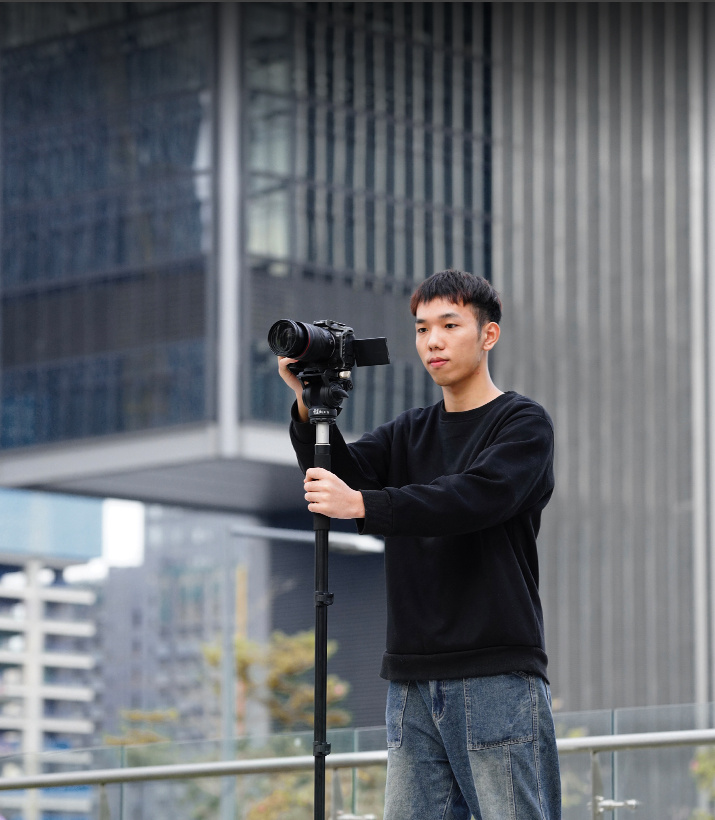 Vedd le az egyik lábat, tedd rá a fejet — és az állványból monopod lesz