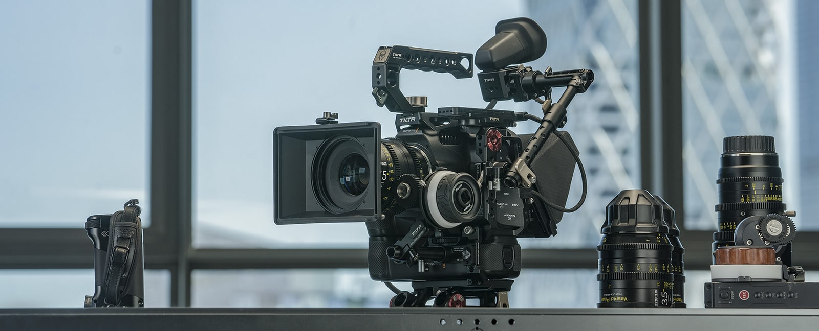 A Tilta Basic Kit TA-T11-B-B a Blackmagic Pocket Cinema Camera 6K Pro és 6K G2 ketrece alaptartozékokkal