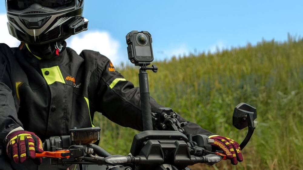 Motoron, kerékpáron, autóban és kézben
