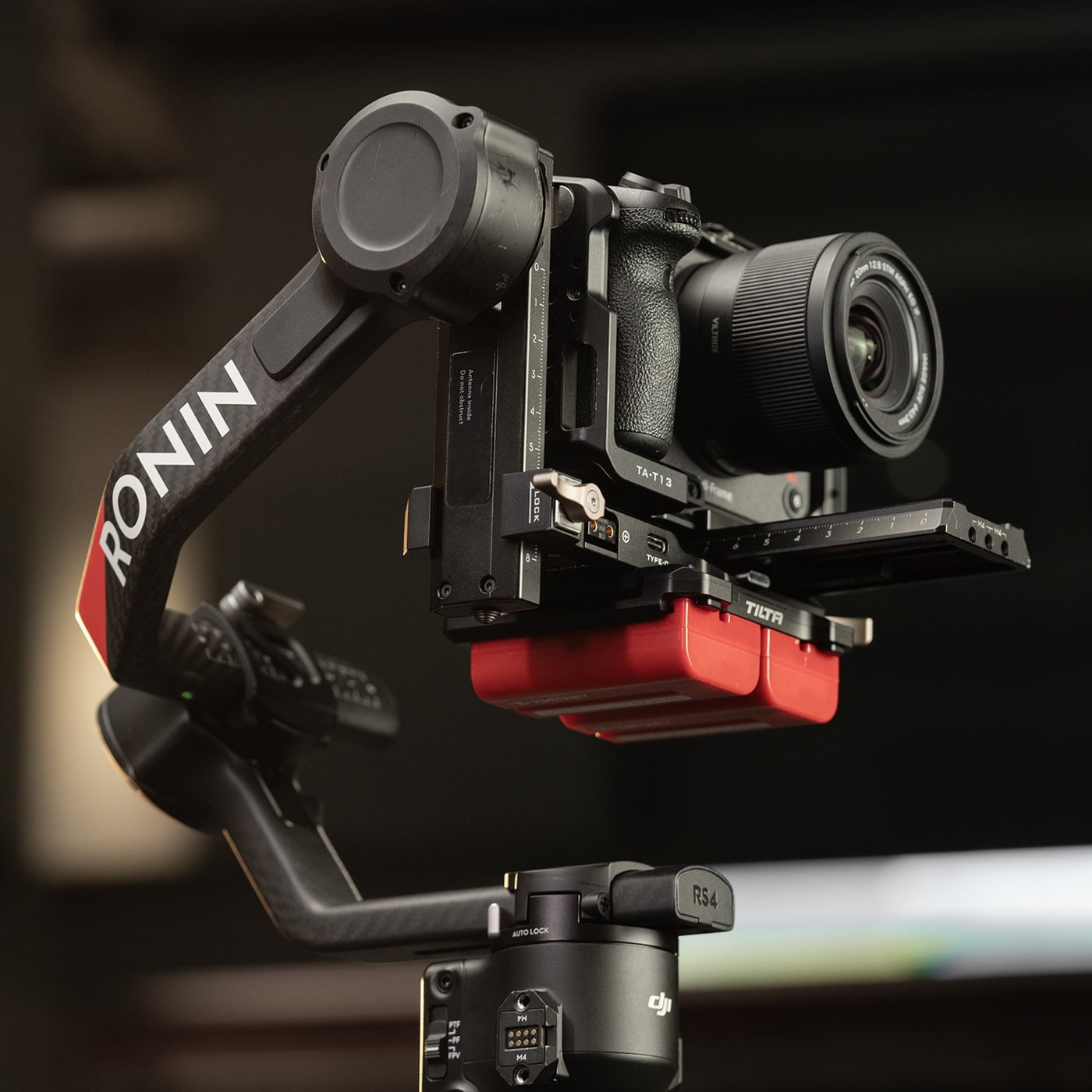 Manfrotto felül, cold shoe alul