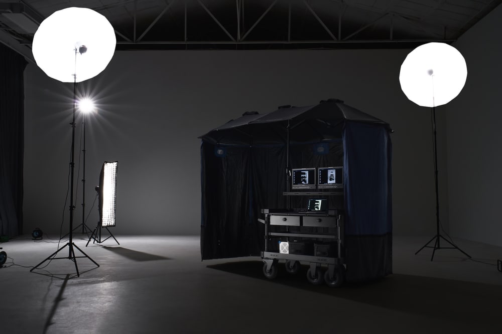Sötétítő ponyvákkal video village lesz belőle