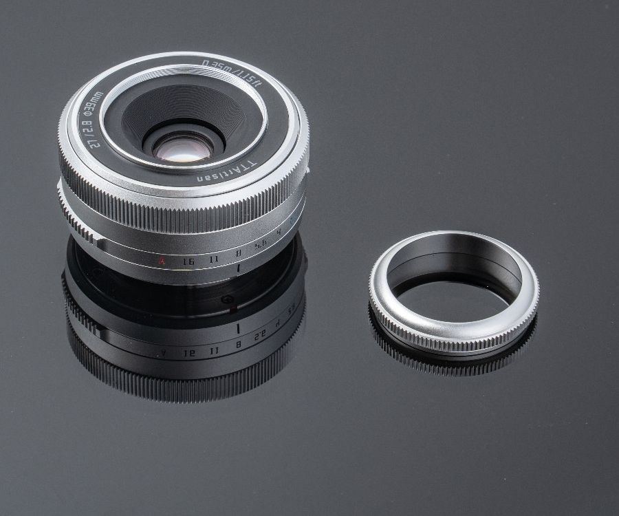 TTArtisan APS-C AF 27mm F2.8 – Napellenző a csomagban