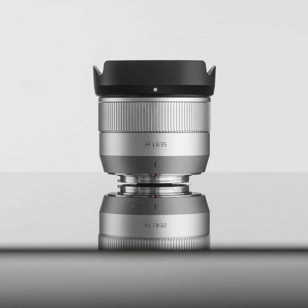 TTArtisan APS-C AF 35mm F1.8 II – Napellenző a csomagban