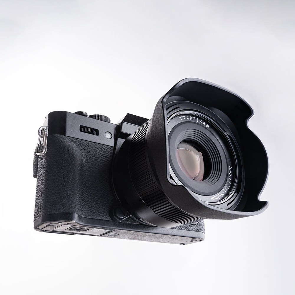 TTArtisan APS-C AF 35mm F1.8 II – Napellenző a csomagban