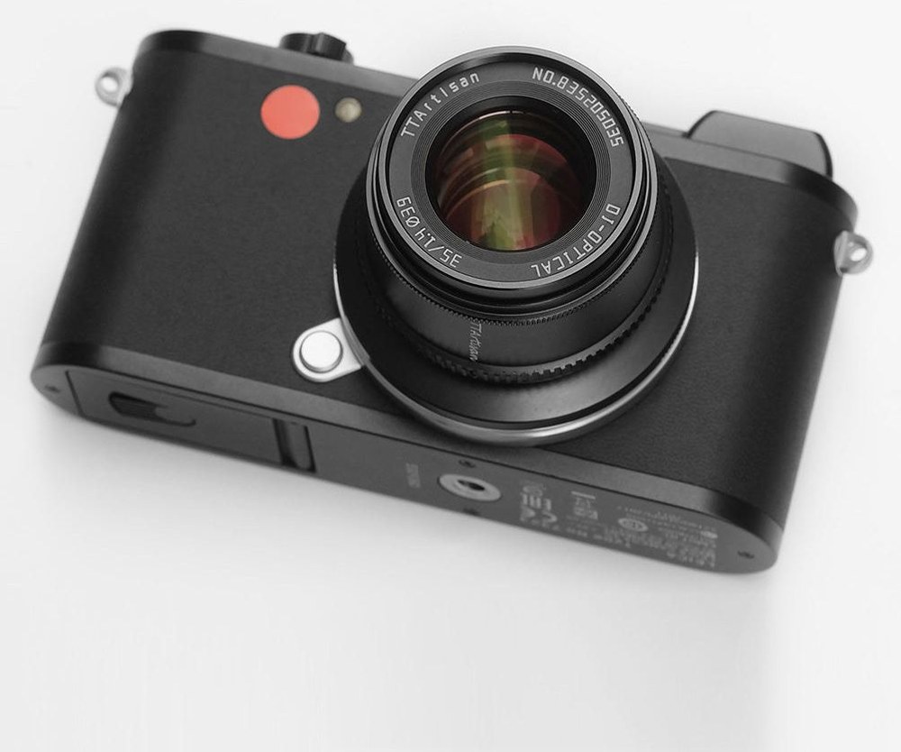 TTArtisan APS-C 35mm F1.4 – Körülbelül 180 g, fémből készült ház