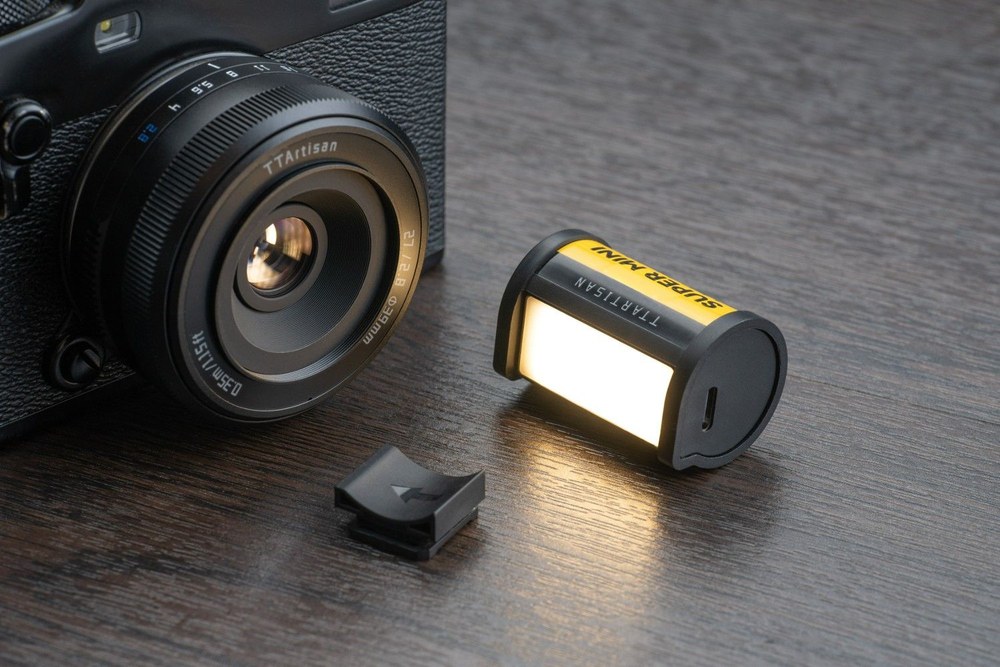 TTArtisan Mini LED Light – Töltés USB-C-n keresztül