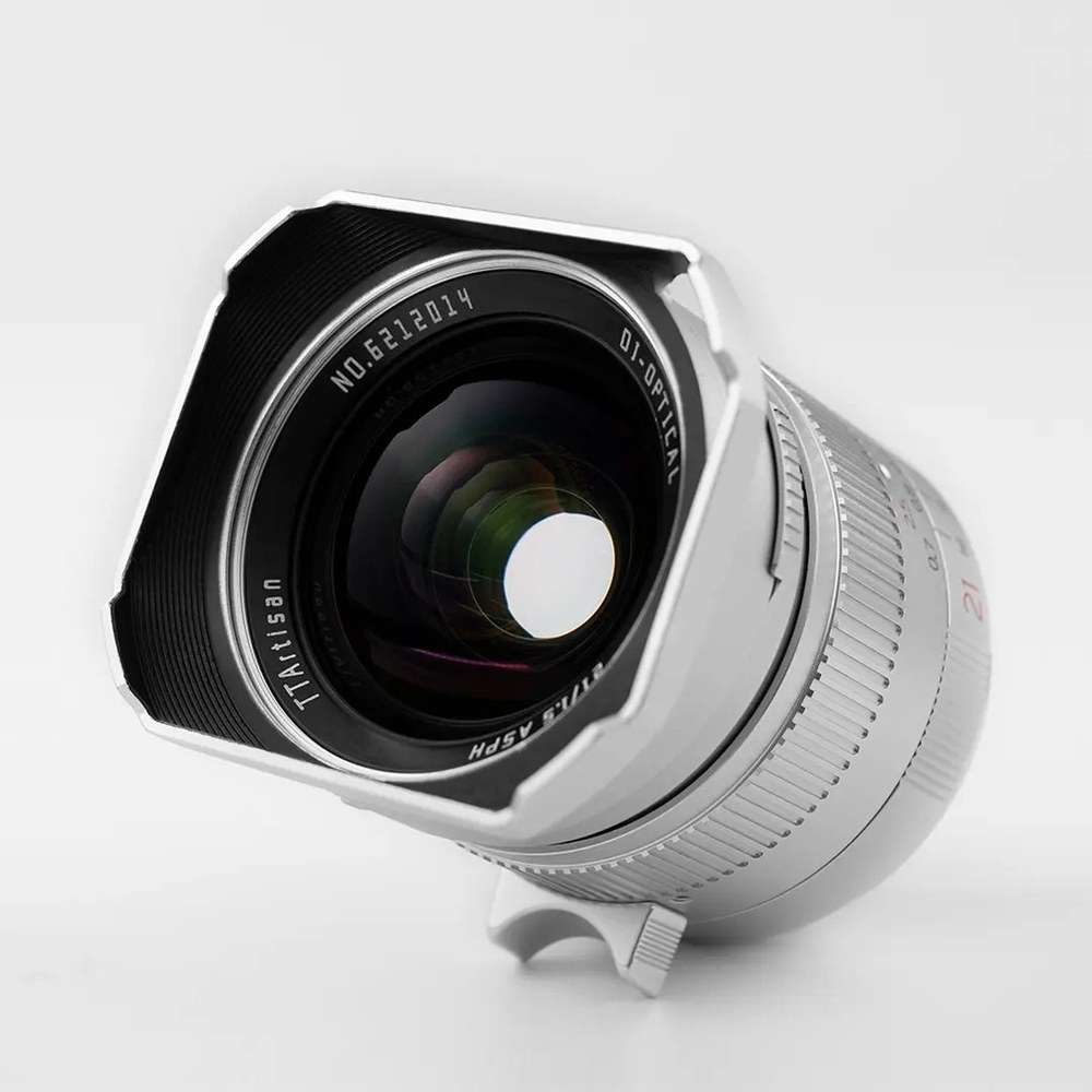 TTArtisan 21mm F1.5 ASPH – Napellenző a csomagban